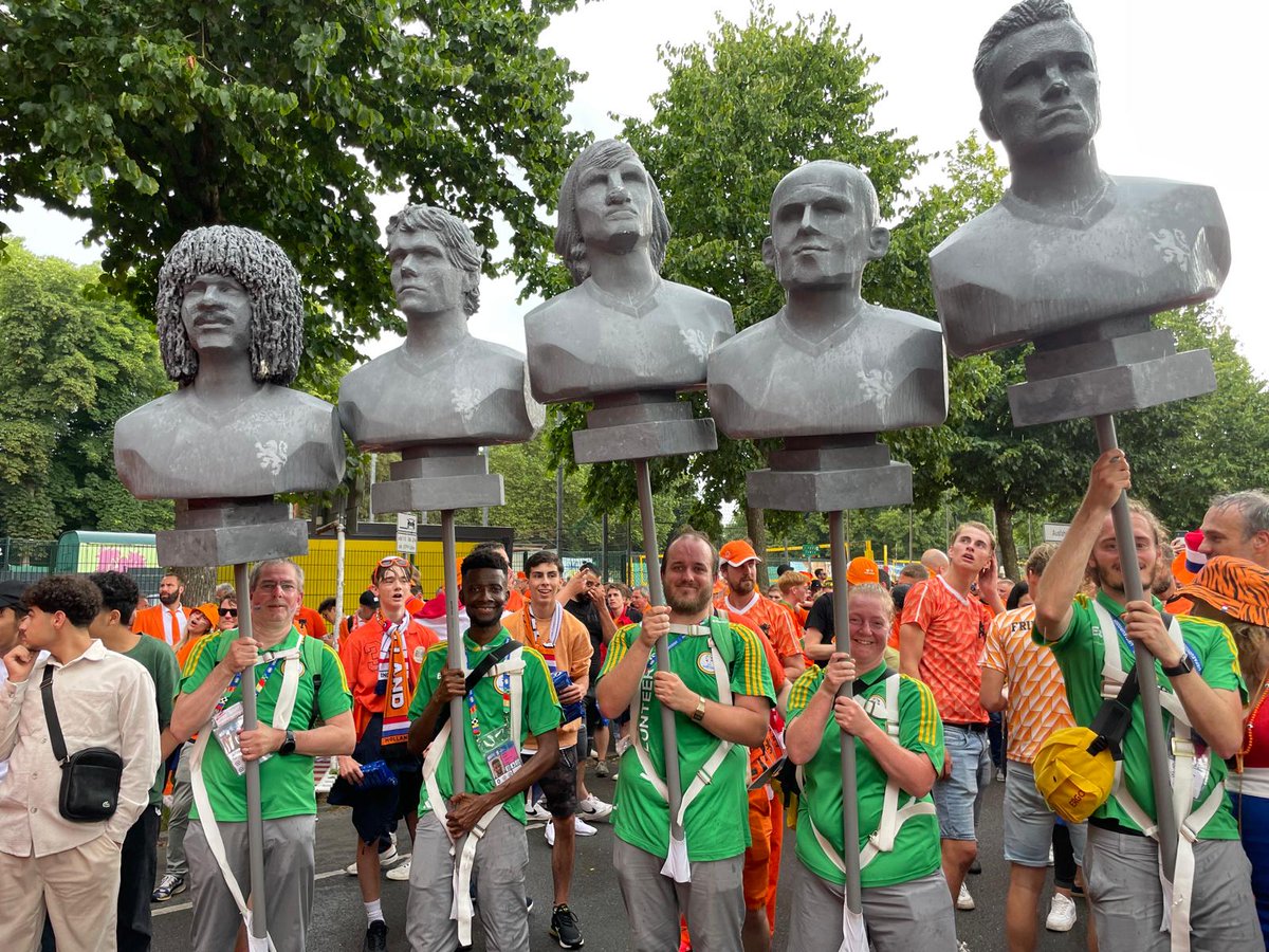 Bedankt! Danke! Thank you! Aan iedereen die ons heeft geholpen: <a href="/KNVB/">KNVB</a> <a href="/OnsOranje/">OnsOranje</a> SENSInstoRetail <a href="/Staatsloterij/">Staatsloterij</a> @DHLNL <a href="/Politie/">Politie Nederland</a> <a href="/PolizeiD/">Polizei-Deutschland</a> <a href="/HartvNL/">Hart van Nederland</a> <a href="/NLinDeutschland/">NL Botschaft Berlin🇳🇱🇩🇪</a> <a href="/vincentkar/">Vincent Karremans</a> <a href="/StadtLeipzig/">Stadt Leipzig</a> <a href="/muenchen/">München</a> <a href="/wir_berlin/">wir.berlin</a> <a href="/stadtdortmund/">Stadt Dortmund</a> <a href="/hamburg_de/">hamburg.de</a> +#oranjefans🧡
👇
oranjefans.nl/debus/ek2024-b…