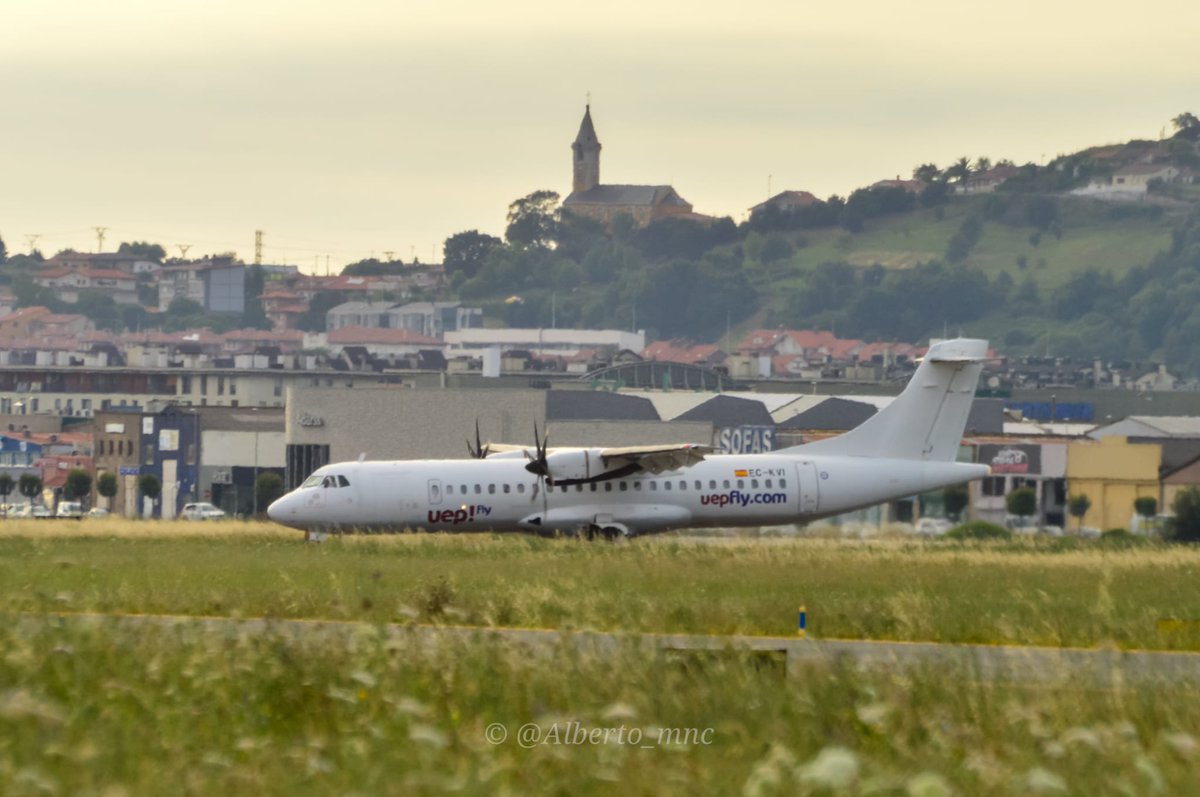 AParayas's tweet photo. ✈️ https://t.co/8DsDjgF4fB

Hace unos minutos ha aterrizado en el Seve Ballesteros - #Santander #Parayas un #ATR72500 de https://t.co/F554w1CXIC procedente de #Mallorca

Vienen músicos al festival #ReggaetonBeachFestival
en la #VirgenDelMar #Santander

📸 @alberto_mnc https://t.co/YZQ9TjnvJV