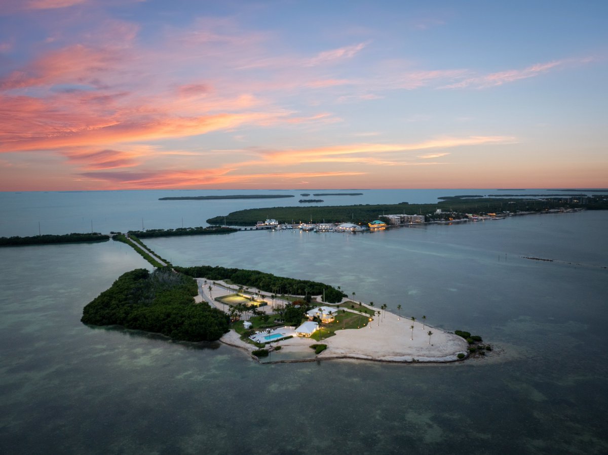 wander's tweet photo. 🏖️ Introducing Wander Islamorada Island.

Book an entire private island in the Florida Keys all to yourself with 15+ acres of tropical luxury. Enjoy ocean views, private beach, pool, dock &amp; tennis court. Book on https://t.co/P5j8KWALzB at a launch price starting at $1995/night. https://t.co/SBUhmGUlx0