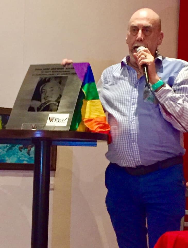 SomosVocesMX's tweet photo. #SomosVoces se suma al duelo por nuestro amigo Xabier Lizarraga, pionero del movimiento #LGBT.
En 1987, él creó "Los Martes del Taller", un espacio de reflexión que se realiza cada martes en nuestro Foro "José Antonio Alcaraz", que él inauguró.
Honramos tu memoria, Xabier. 🌈✨ https://t.co/eL9mUHfBif