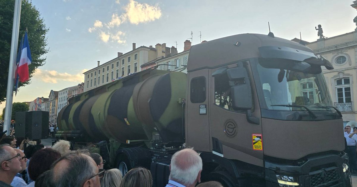 PaulHadrienD's tweet photo. 🇫🇷 Défilé du 14 juillet à Mâcon, avant la poursuite des festivités et évidemment le feu d'artifice 

👏 Félicitations à tous ceux qui œuvrent au quotidien pour nous sauver et nous protéger. Ce jour nous permet de leur montrer notre reconnaissance : ils le méritent chaque jour ! https://t.co/lV1qMQWplm