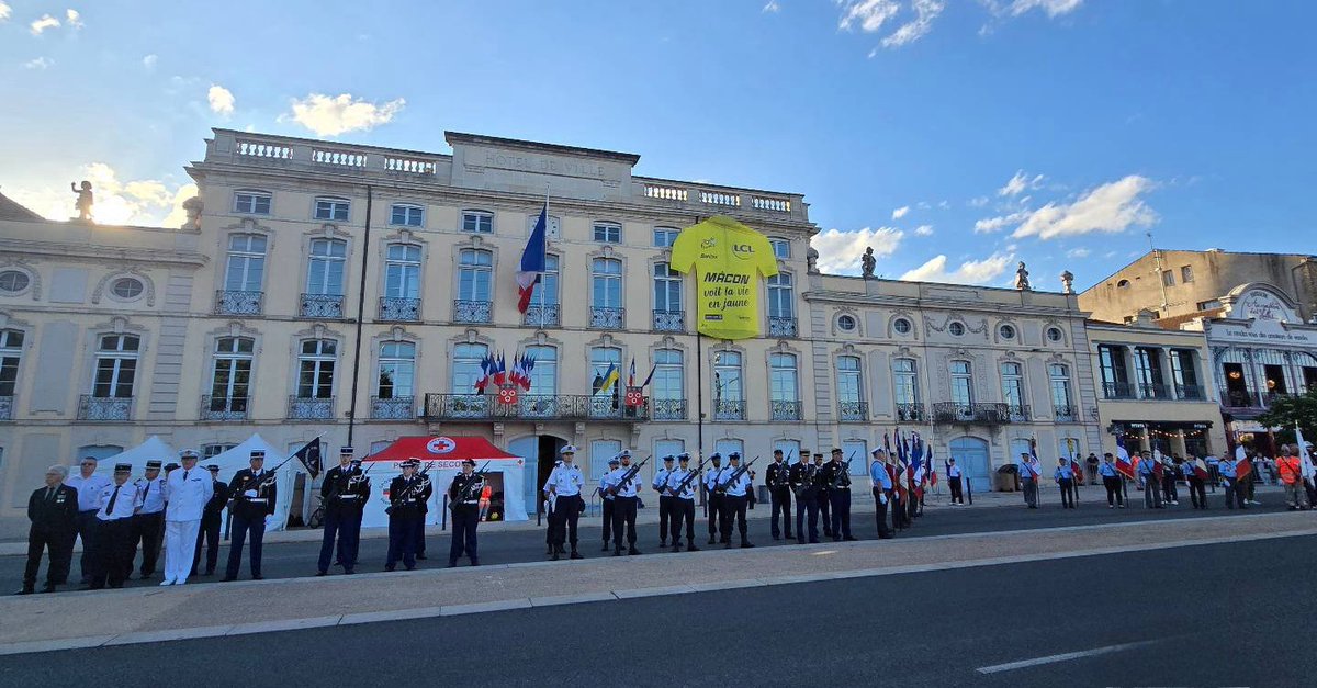 PaulHadrienD's tweet photo. 🇫🇷 Défilé du 14 juillet à Mâcon, avant la poursuite des festivités et évidemment le feu d'artifice 

👏 Félicitations à tous ceux qui œuvrent au quotidien pour nous sauver et nous protéger. Ce jour nous permet de leur montrer notre reconnaissance : ils le méritent chaque jour ! https://t.co/lV1qMQWplm