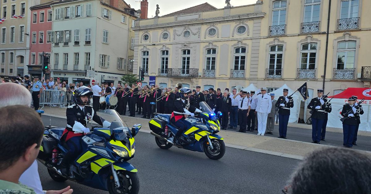 PaulHadrienD's tweet photo. 🇫🇷 Défilé du 14 juillet à Mâcon, avant la poursuite des festivités et évidemment le feu d'artifice 

👏 Félicitations à tous ceux qui œuvrent au quotidien pour nous sauver et nous protéger. Ce jour nous permet de leur montrer notre reconnaissance : ils le méritent chaque jour ! https://t.co/lV1qMQWplm