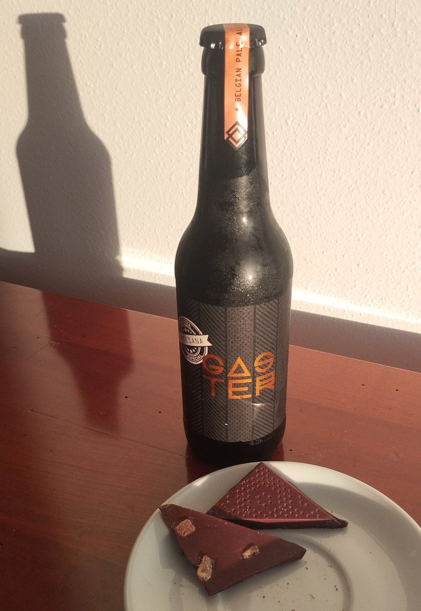 🍫#Postureo al llegar a casa. No he ido al festival de cervezas artesanas de #VitoriaGasteiz y no me voy a tomar esta cerveza con zumo de 🍊 de <a href="/gastercraftbeer/">Gastercraftbeer</a> ahora. Sí el chocolate de <a href="/Utopickcacao/">Utopick</a> con el que va de cine. Lleva cidra canerone, de Todolí Citrus Fundació