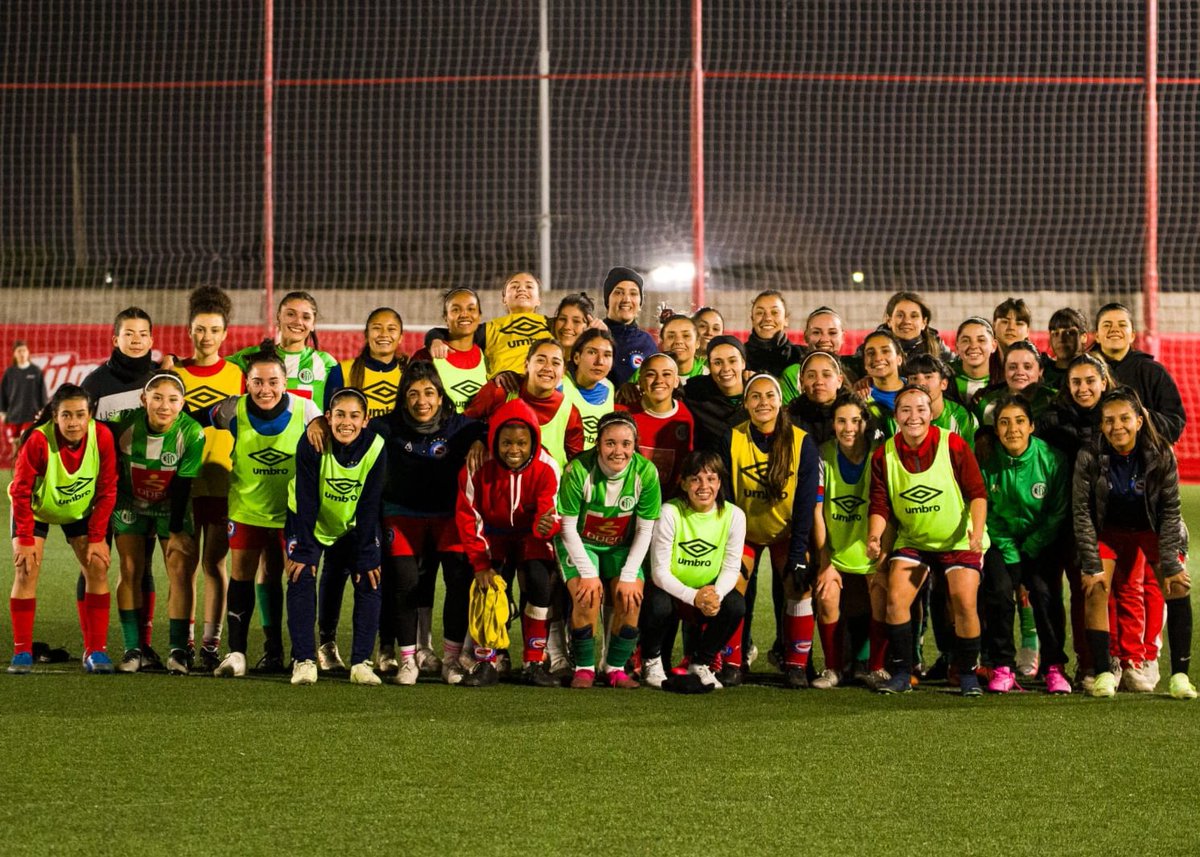 FutbolFemAAAJ's tweet photo. #AAAJ Lo lindo de compartir ⚽️
Este viernes por la noche la Primera y la Reserva del Bicho recibieron a @ClubKimberleyOK en el CEFFA, en una jornada de amistosos. 🐞🏟
¡Gracias por visitarnos en casa!
#TodasUnidas 🙌 https://t.co/6YSfMUixPm