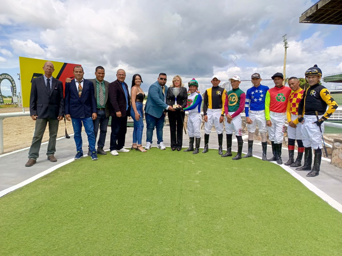 Los triunfos no tienen sustitutos y mas con un caballo de este gran corazon como lo es #SPECIALEDITION Agradecido con todo el equipo de cuadra, al trainer renny diaz y la conduccion de <a href="/alejandrjockey/">𝘼𝙇𝙀𝙅𝘼𝙉𝘿𝙍𝙊 𝙍𝙄𝙑𝙀𝙍𝙊</a> #STUDSUPERMAN&amp; #MATEO 
COPA UNION DE JINETES DE VALENCIA <a href="/rafael_pina13/">Dr Luis Piña</a>
