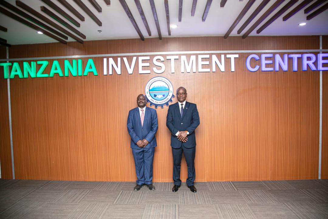 UbaloziMsumbiji's tweet photo. Mhe. Balozi Kasike akutana na Bw. John Mathew Mbali, Kaimu Mkurugenzi Mtendaji wa Kituo cha Uwekezaji (TIC). https://t.co/5EGPMKXRSB