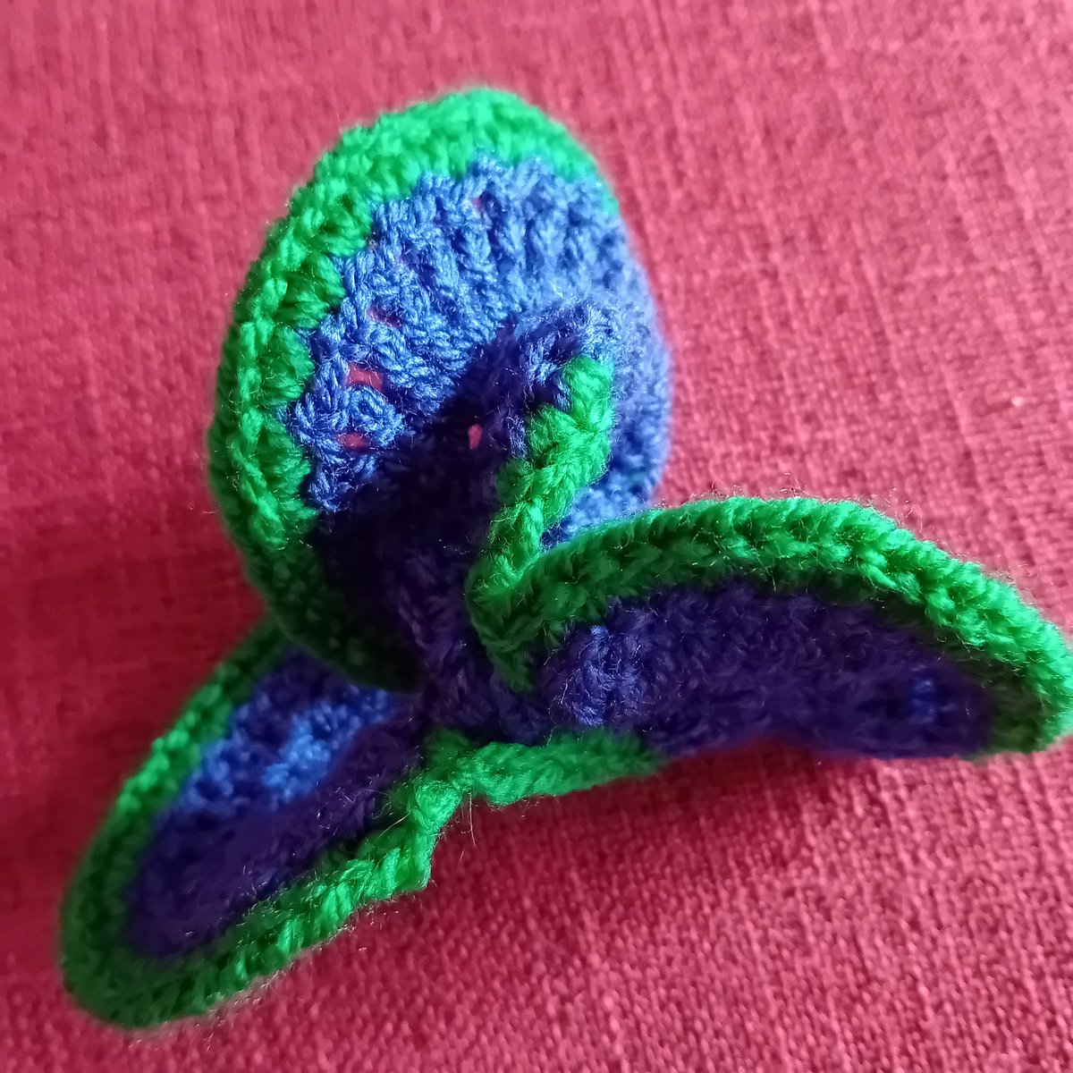 Helenintgarden's tweet image. This took way longer than I wanted it to... I had to frog it about 4 times... but here is my first ever piece of #TopologicalCrochet... inspired by yesterday's #BigMathoff post from @fran_tastic44... a trefoil knot...