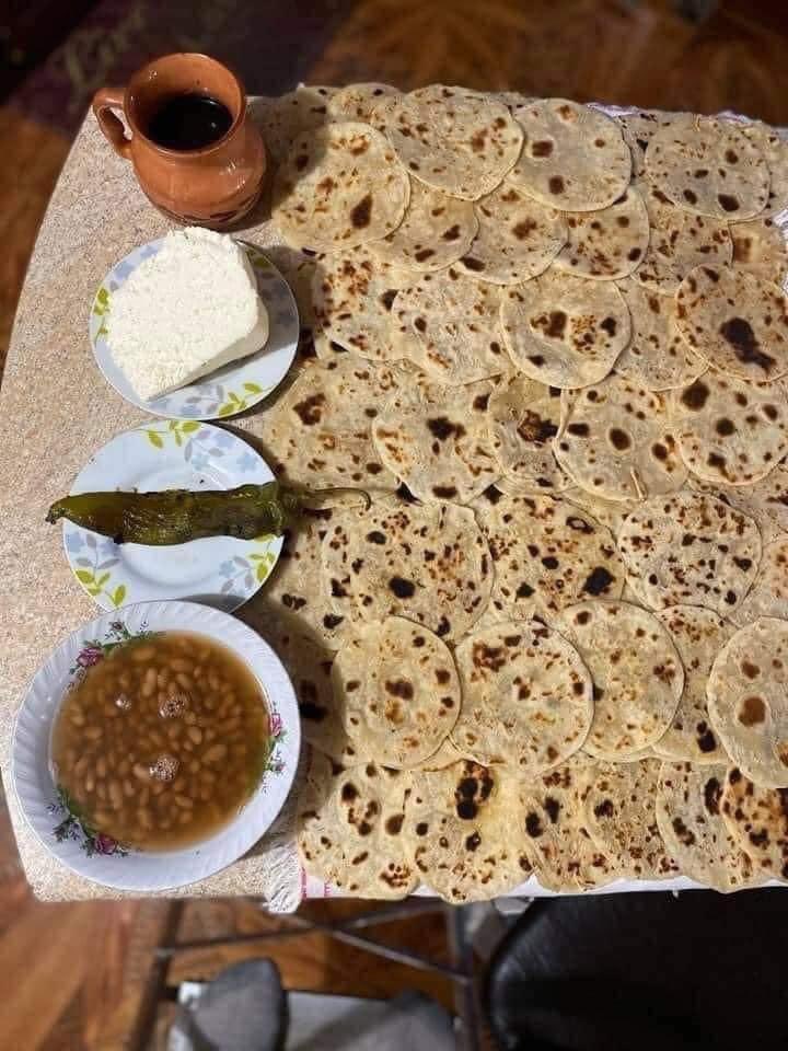 corridosybandas's tweet photo. Te invitaría a comer, pero solo tengo queso y frijoles. https://t.co/S9xEDPjoBj