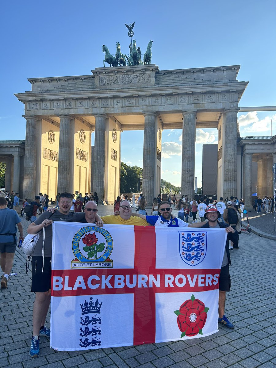 FBAwayDays's tweet photo. Blackburn fans out in Berlin.

What a quality photo, enjoy it lads! 

🍻🏴󠁧󠁢󠁥󠁮󠁧󠁿👏 https://t.co/YdCrJH5I2D