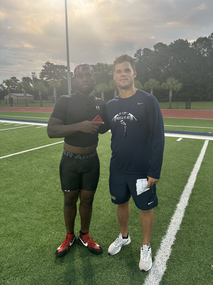 chanyce_ford's tweet photo. Thank u coach for having me, learned a lot of things to help me this upcoming season can’t wait to put it on that field, can’t wait to hopefully be back!!@coachgame34 @CoachNickReveiz @_CoachTBell @CoachZJohnson22 @shulerbentley @GabeGiardina https://t.co/8KH5ADXnbo