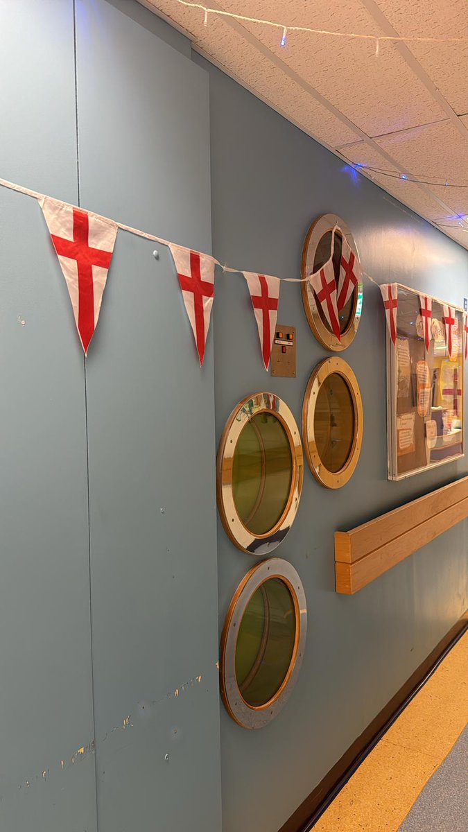 UHS_E1's tweet photo. The team on E1 are all ready for the big game tomorrow @England 

Thankyou @charity_shc for the decorations ❤️ https://t.co/de5SPurBhY