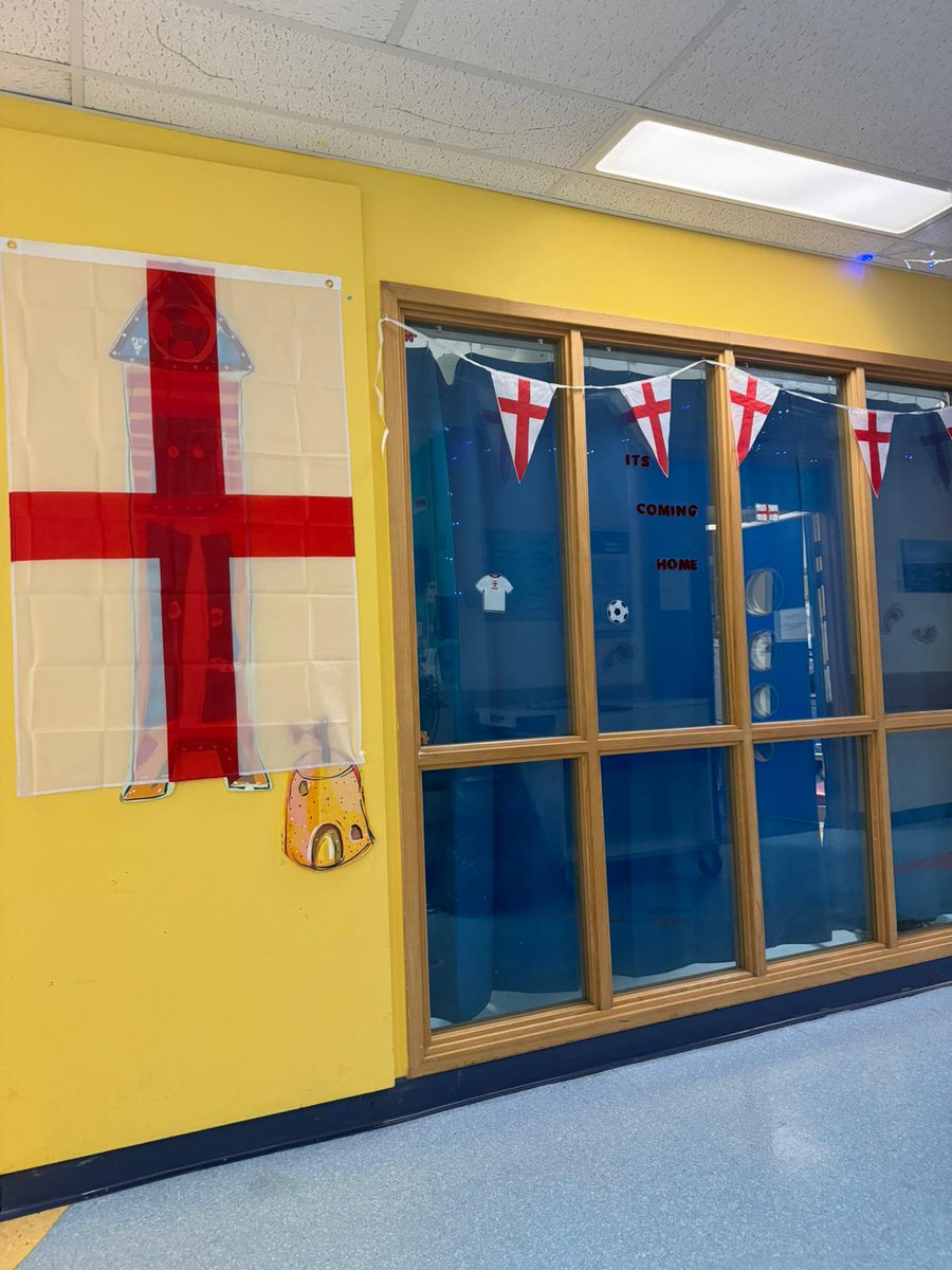 The team on E1 are all ready for the big game tomorrow <a href="/England/">England</a> 

Thankyou @charity_shc for the decorations ❤️