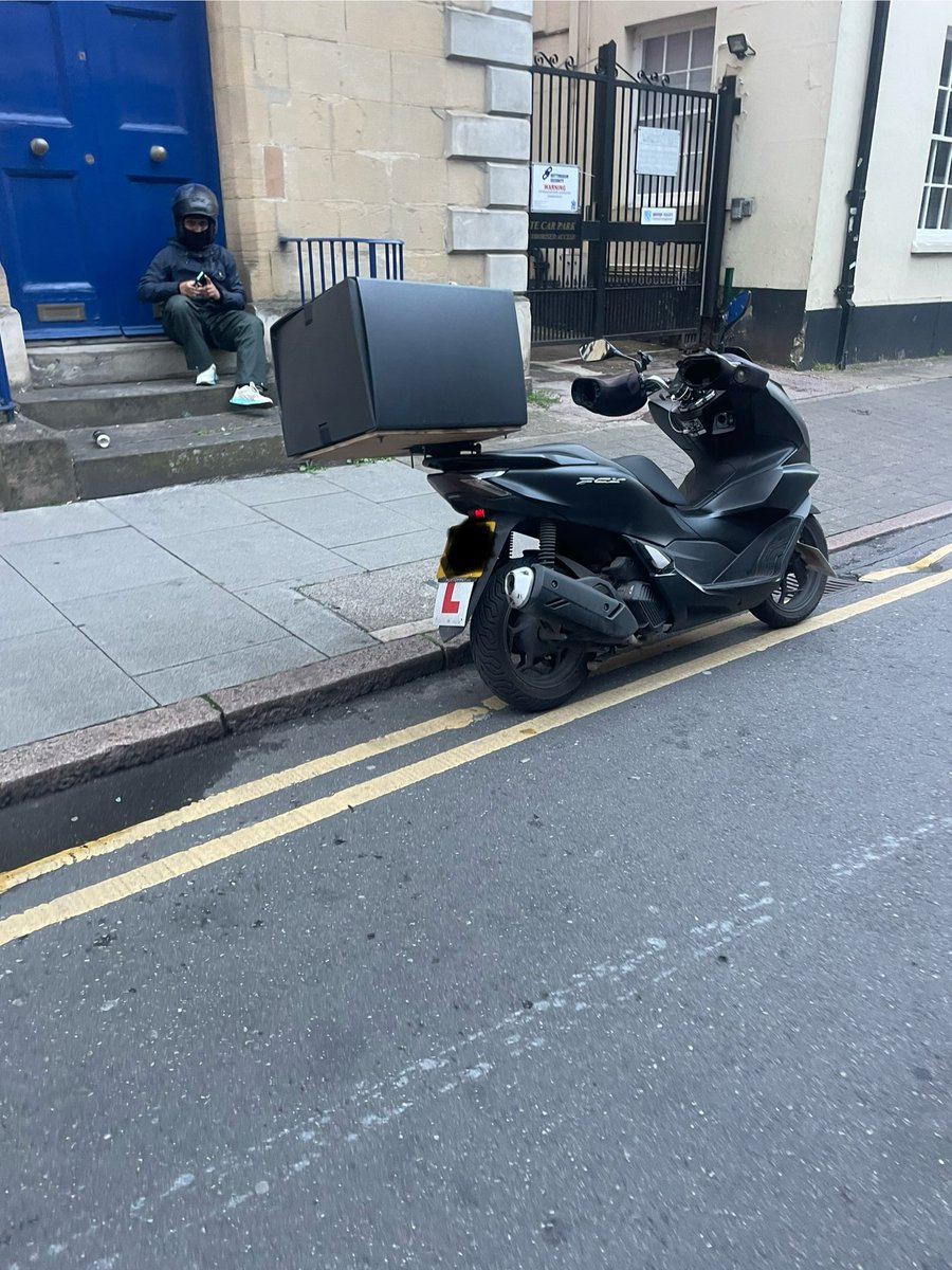 Yellow Lines are not there so you can have a rest and sit down! 🤦‍♂️🤣Good old fashioned words of advice given 👍 #yousaidwedid <a href="/ParkingTeamNttm/">Parking Regulation & Compliance</a> <a href="/REACTNottingham/">R.E.A.C.T Nottingham</a> #safernotts <a href="/MyNottingham/">🏹 My Nottingham</a> <a href="/ParkingReview/">Parking Review</a>