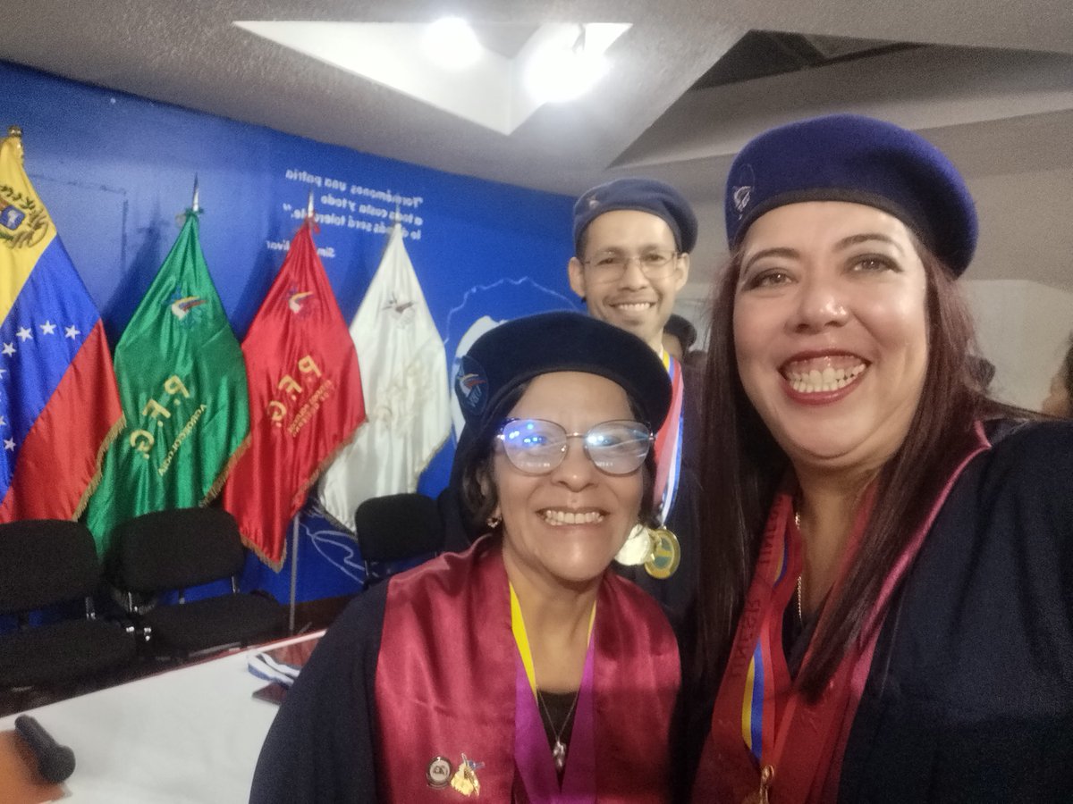 jsikium's tweet photo. Y así recibí mi titulo de Doctora en ciencias para el Desarrollo Estratégico de manos de nuestra rectora @sandraoblitasr y el Secretario @AlexDiazPadron . 
Nuestra Universidad Bolivariana de Venezuela, se crece con más y mejores profesionales para la patria 
@NicolasMaduro https://t.co/OjhgQvlPHE