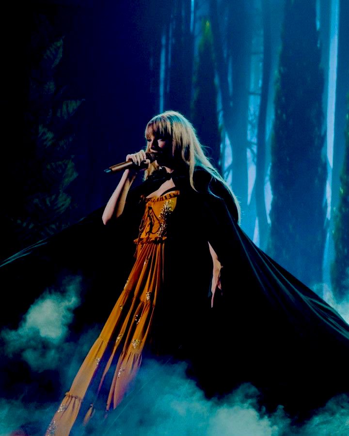 tópico: eu preferia o folklore e o evermore separados na the eras😔💔