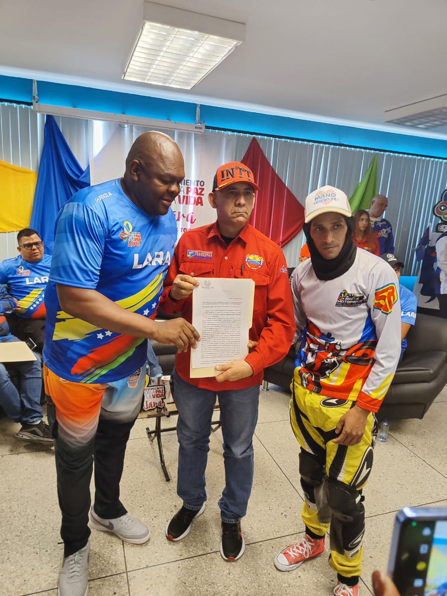 INTTSIQUISIQUE's tweet photo. #13Jul Jefes del INTT del edo. Lara y el Alto Comisionado Presidencial para la Paz y la Vida,Alexander Vargas, se reunieron para la creación del Estado Mayor de Moto Piruetas, a fin de dar el apoyo al decreto presidencial que lo reconoce como deporte nacional.
#PoesiaEnMovimiento https://t.co/Thlb6957vC