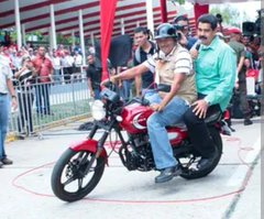 E_mxc_2's tweet photo. @DarvinsonRojas... criticas a María Corina xq va sin casco en la moto para llegar a donde debe ir en sana paz....xq no criticas al gallo....  . Ella va x una situación irregular  no por gusto ni por violar la ley.... https://t.co/KhFUqmOK4Y