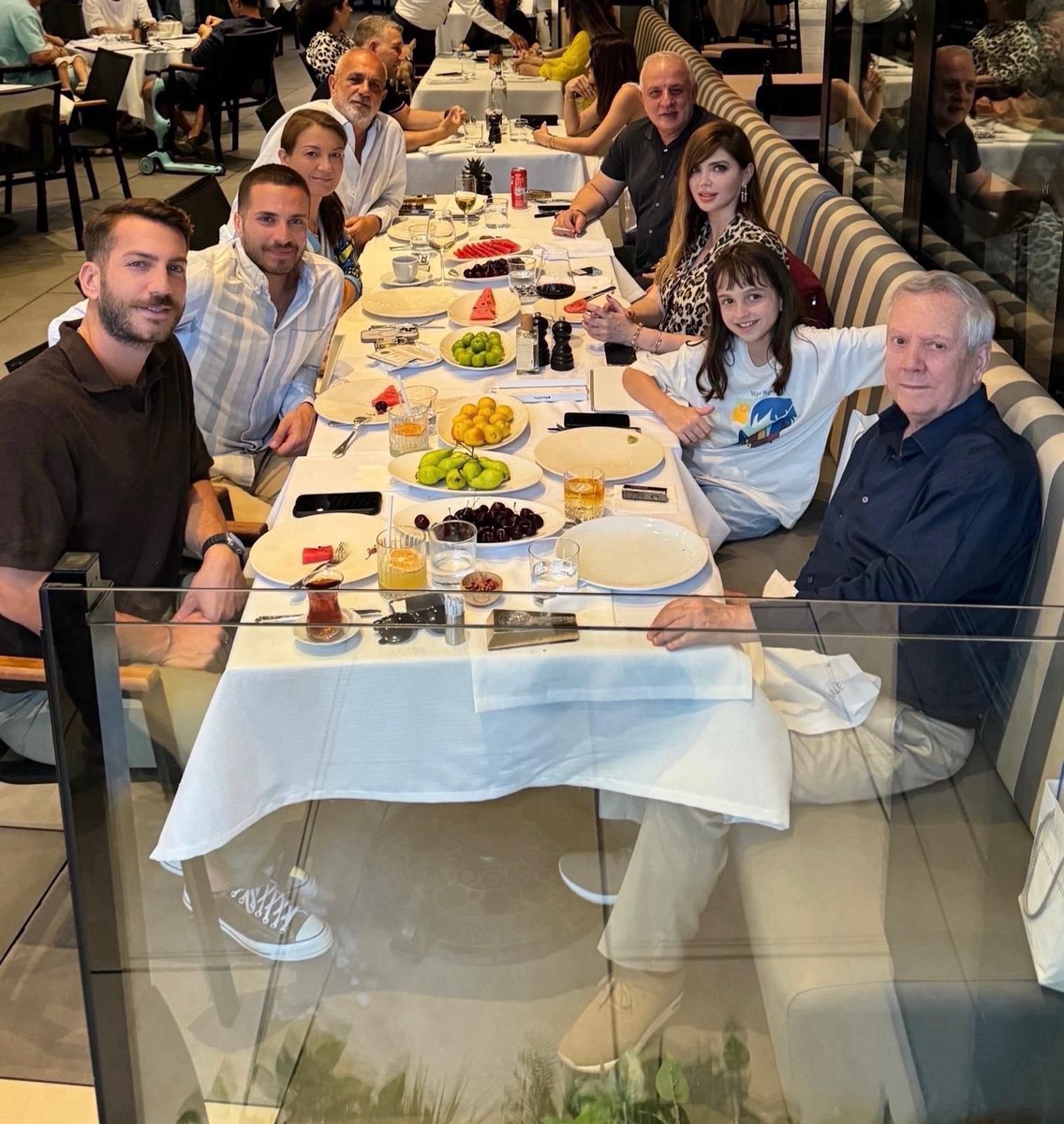 Aziz Yıldırım ve ailesi, Survivor 2024 şampiyonu Ogeday Girişken'le yemek yedi.