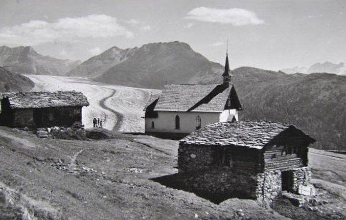 Alpenweerman's tweet photo. Kapelle Lüsgen #Belalp met blik op de nog "gezonde" Grote Aletsch gletsjer zo'n 120 jaar geleden en het hedendaagse beeld van de langzaam wegkwijnende grootste "Alpenreus" #Oberwallis 🇨🇭  #Globalwarming #Gletscherschwund https://t.co/cXf0MTReA4