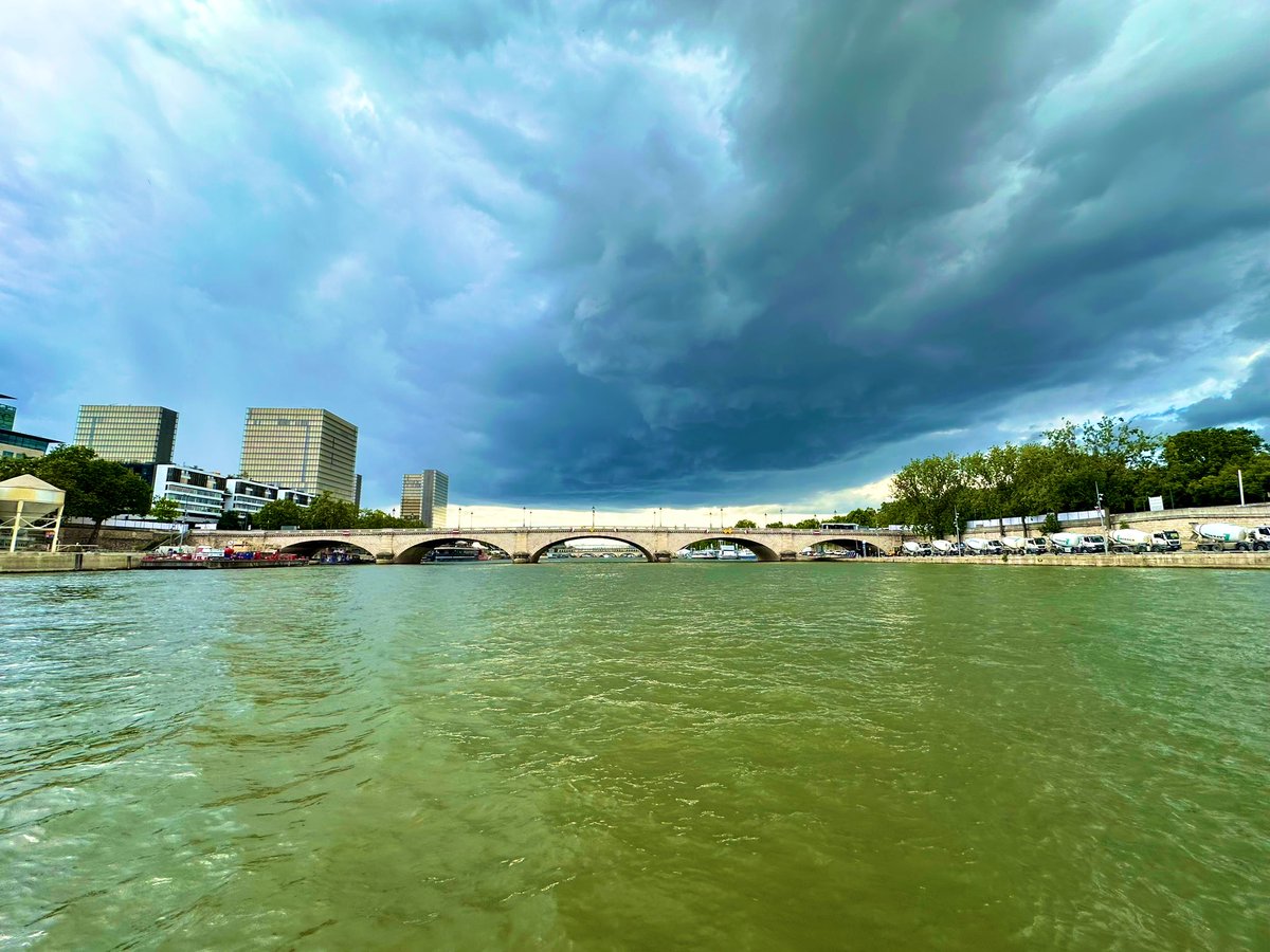 EcoleNavigation's tweet photo. Photo de la Seine ce soir, mon lieu de travail.

L’orage est passé à l’ouest, puis nord est. https://t.co/Pozxg3tjPX