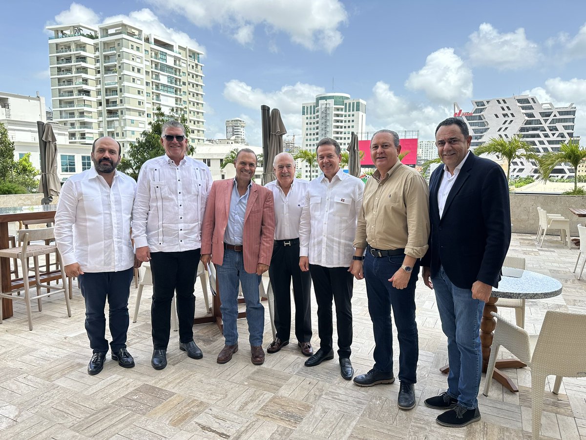 Con la presencia de nuestro amigo el Ex presidente <a href="/AndresPastrana_/">Andrés Pastrana A</a> aprovechamos para compartir experiencias con el sector ganadero sobre la cría de raza bovina Wagyu. Angel De Lamadrid, Fernando Taveras, Luisito Sanchez y <a href="/ericriverom/">Eric Rivero</a> <a href="/rperezfermin/">Monchy Pérez</a> pronto mejores carnes 🇩🇴💪