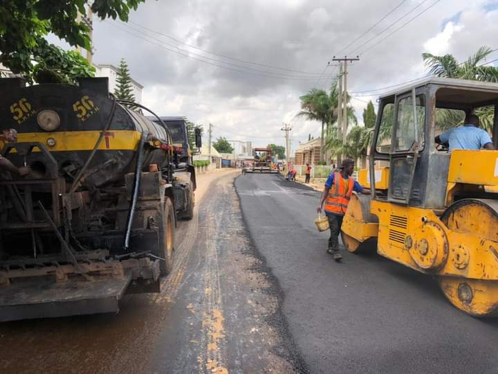 BarrAzeez's tweet photo. Update!!!!
Reconstruction and Expansion of Gaskiya Layout Road, from Magume Junction to Albani Mosque with both side drainages. 
Status: Ongoing 
Iyan Zazzau Alkhairi ne!!! https://t.co/0hcZUDKqUO