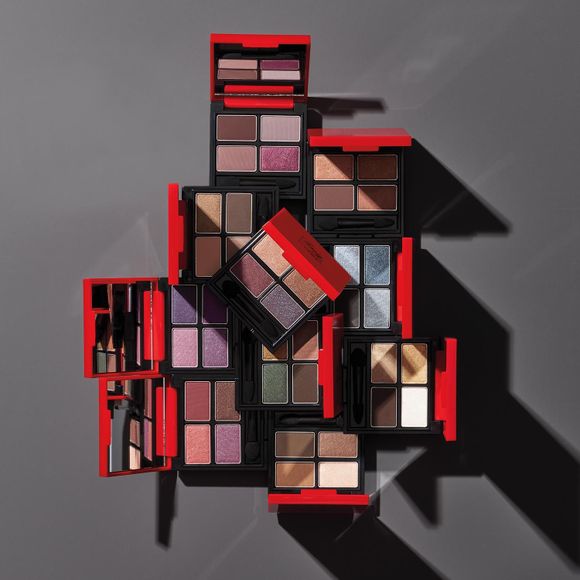 pamsavonshop's tweet image. fmg Glimmer Eyeshadow Quad -- 14 quads with 4 beautiful shades each to layer and dazzle your lids.  Soft powder formula lasts all day -- buildable coverage. #AvonMakeupSale #StockUpSale #BuildableCoverage #AvonRep @avoninsider avon.com/repstore/pamwa…