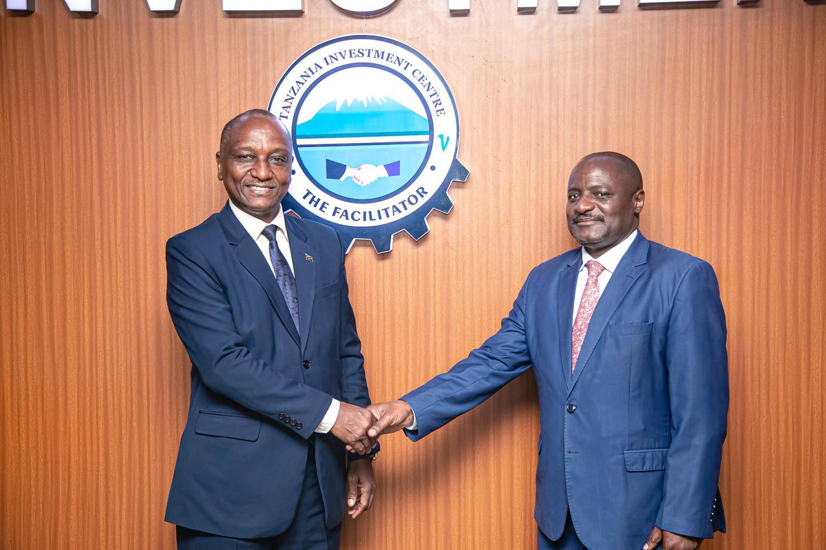 UbaloziMsumbiji's tweet photo. Mhe. Balozi Kasike akutana na Bw. John Mathew Mbali, Kaimu Mkurugenzi Mtendaji wa Kituo cha Uwekezaji (TIC). https://t.co/5EGPMKXRSB