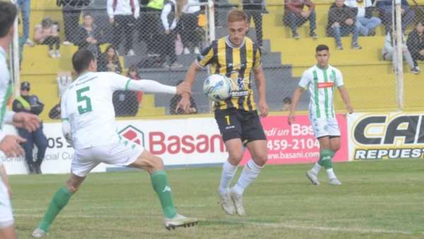 DaleOlimpo's tweet photo. ⚽️ #Kimberley vs. #Olimpo. Lista de convocados:

▪️ARQ: García y Caprio.

▪️DEF: Pérez, Fleita, Osinaga, Vega, López y Albertinazzi.

▪️VOL: Larrea, García, Ramírez, Coacci, Di Buo, Affranchino, Araujo y Segovia.

▪️DEL: Acosta, Cáceres, Osurak y Vila. https://t.co/MG9TsH05BW