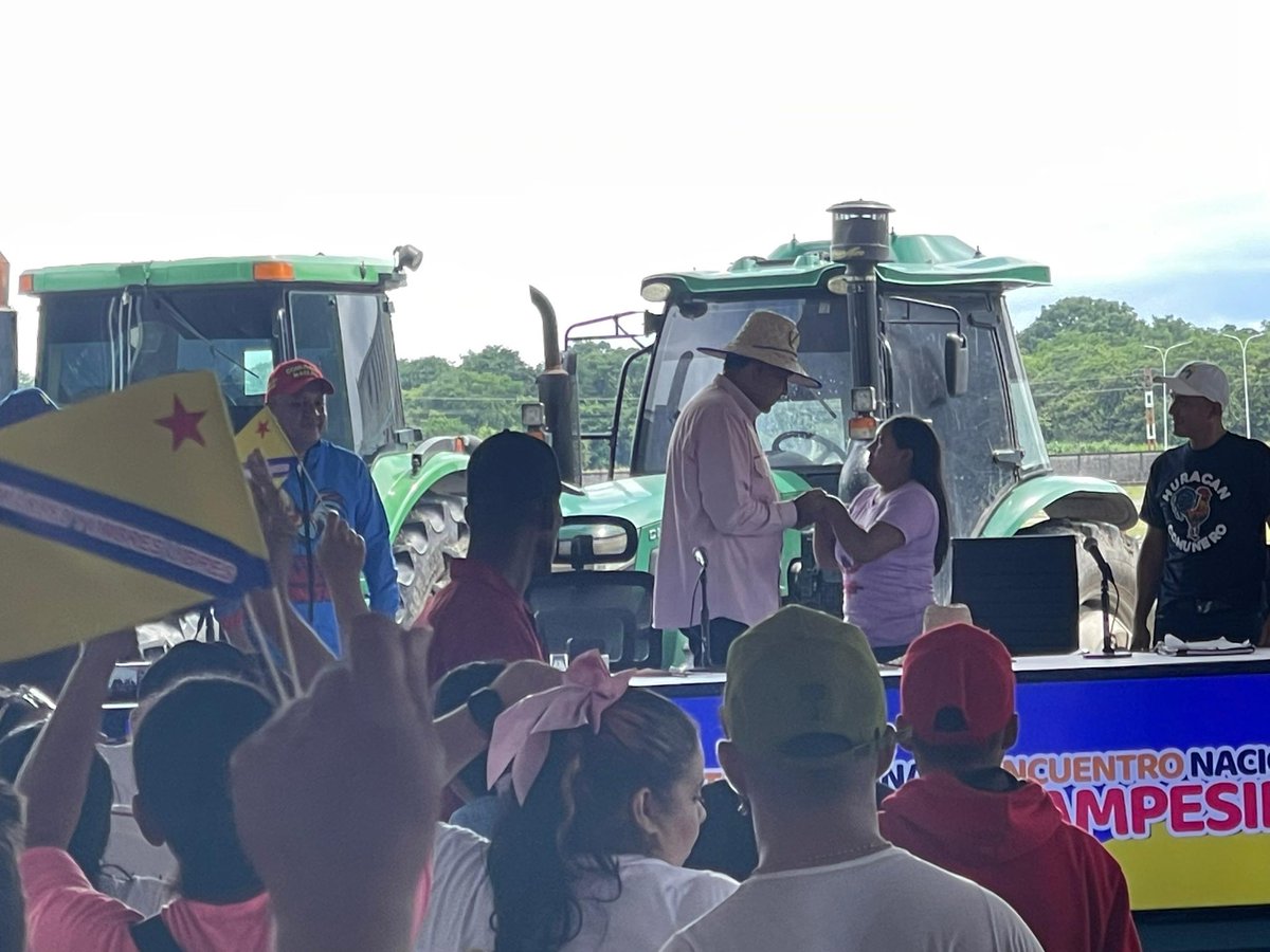 INTi_Venezuela's tweet photo. Portuguesa| El Pdte. @NicolasMaduro lideró el Encuentro Nacional de Campesinos y Campesinas del país desde la ciudad de Araure, donde el sector productivo lo recibió con  amor y alegría.
#PoesíaEnMovimiento https://t.co/uHVuf3mJiX