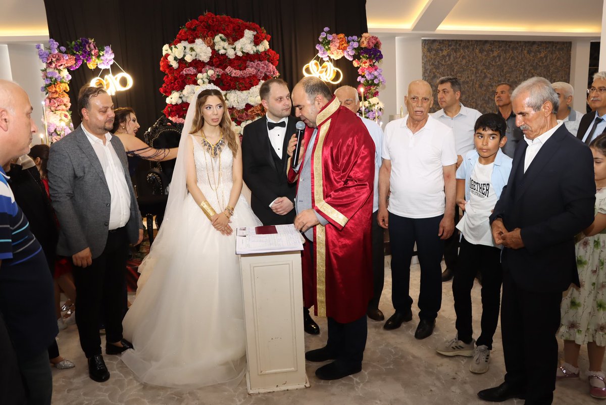 nihatcftc's tweet photo. Bugün nikah akidlerini gerçekleştirdiğimiz;
 Eser ile Katı
 Duru ile Gülcü
 Gubına ile Göçebeler ailelerinden çiftlere iki cihanda mutluluklar dileriz. 

#Şanlıurfa #Karaköprü https://t.co/lbHGjRhs48