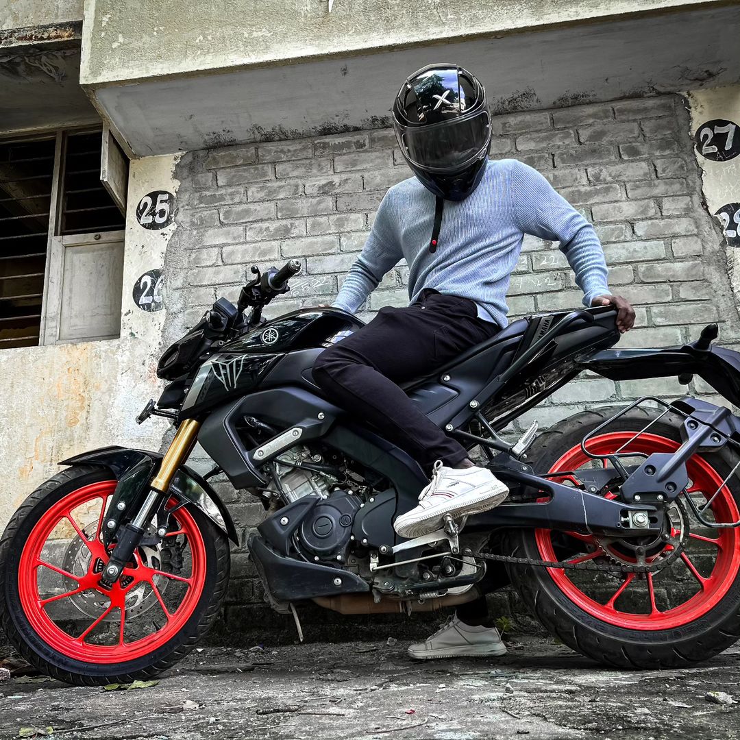 sparrow_11_'s tweet photo. Quote Your Bike Tweet 💙
Mine with by Mt 15 ✨small Photo shoot 💥 😻
#VidaaMuyarchi #AjithKumar
#GoodBadUgly #12YearsofConquerorBilla2
#BikeTwitt https://t.co/xiCStohjMv
