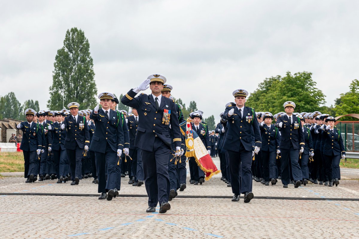 CEM_AAE's tweet photo. Retour au sol avec nos écoles, toujours présentes, qui symboliseront l’engagement de la jeunesse française, suivies de la BA 125 d'#Istres et des 3 bases des #DROMCOM qui représenteront notre outil de combat par excellence. https://t.co/xPf9uRbjhA