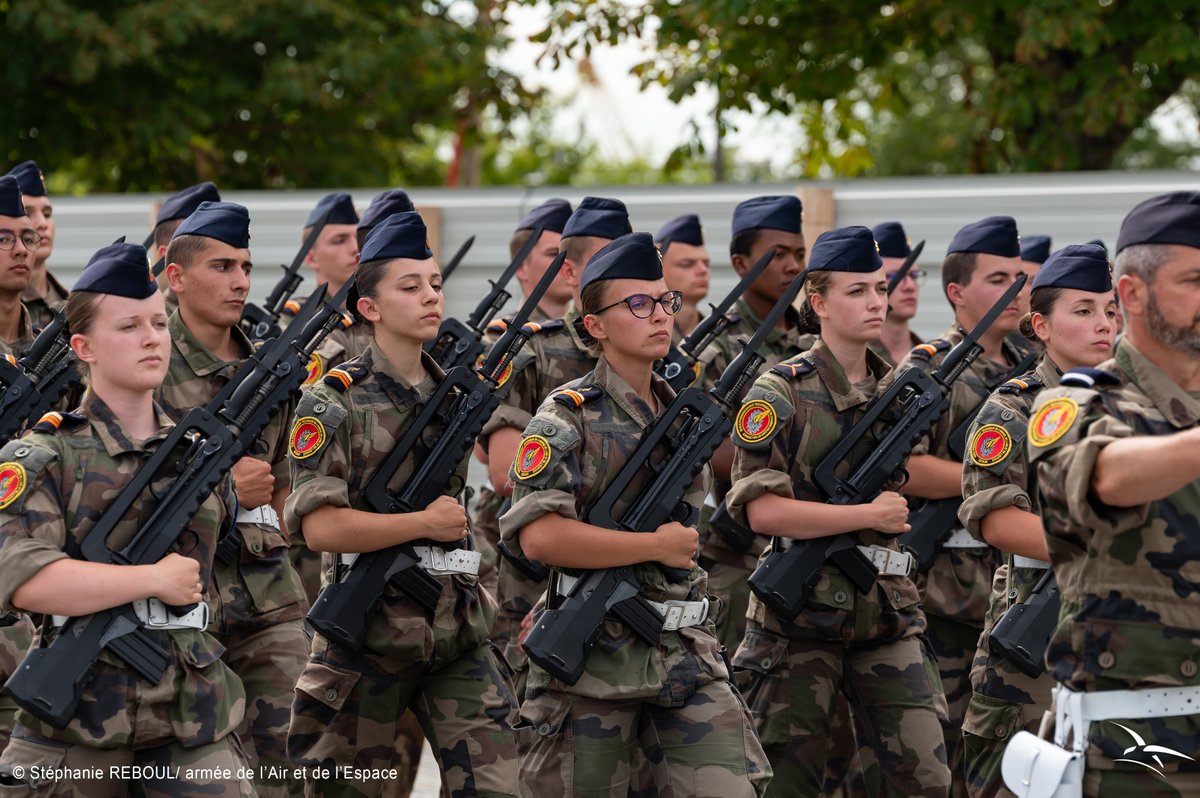 CEM_AAE's tweet photo. Retour au sol avec nos écoles, toujours présentes, qui symboliseront l’engagement de la jeunesse française, suivies de la BA 125 d'#Istres et des 3 bases des #DROMCOM qui représenteront notre outil de combat par excellence. https://t.co/xPf9uRbjhA