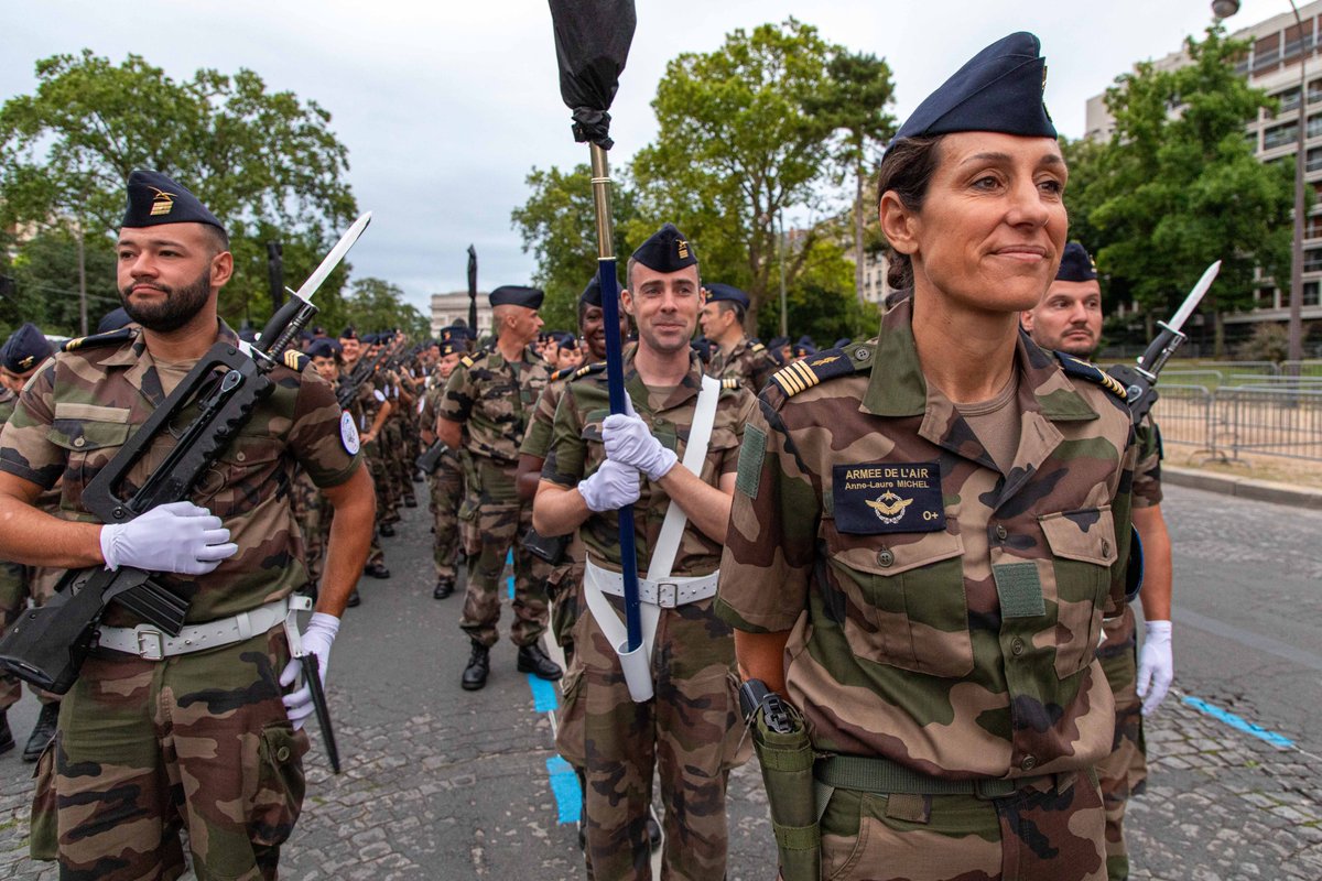 CEM_AAE's tweet photo. Retour au sol avec nos écoles, toujours présentes, qui symboliseront l’engagement de la jeunesse française, suivies de la BA 125 d'#Istres et des 3 bases des #DROMCOM qui représenteront notre outil de combat par excellence. https://t.co/xPf9uRbjhA