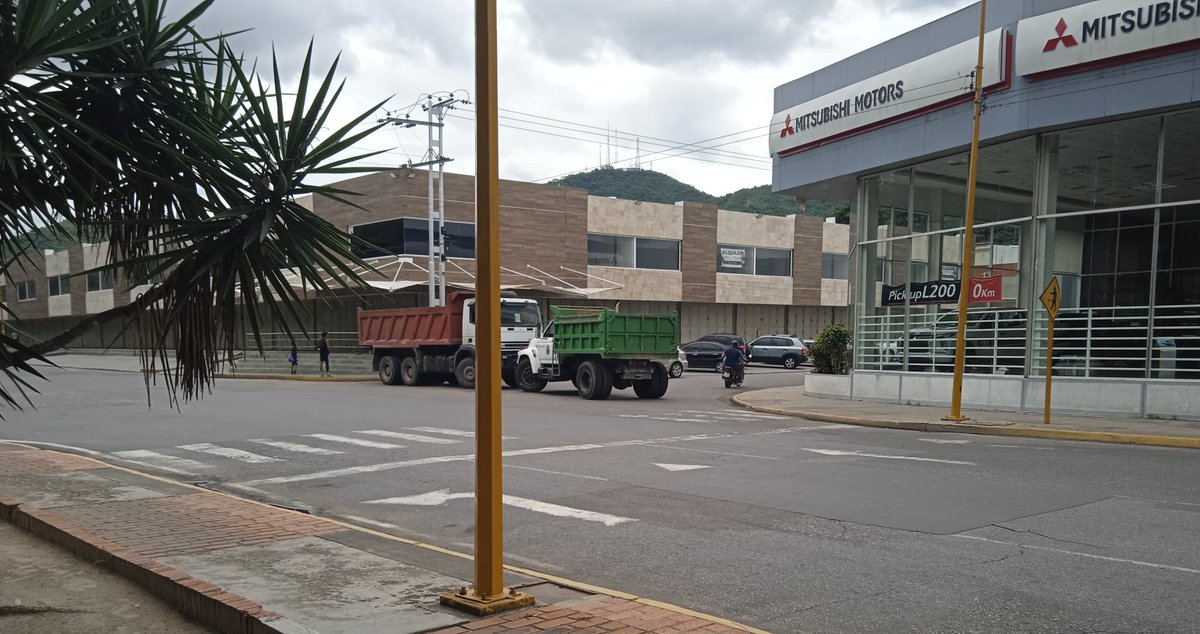 twiargo's tweet photo. @MariaCorinaYA @EdmundoGU que Kgada el alcalde fuenmayor, claro siguiendo ordenes en cada esquina de San Blas, centro, Navas Espinola bloqueron acceso a la Cedeño con la flota de plan buho de la alcaldía. https://t.co/lEXyBYvVSj