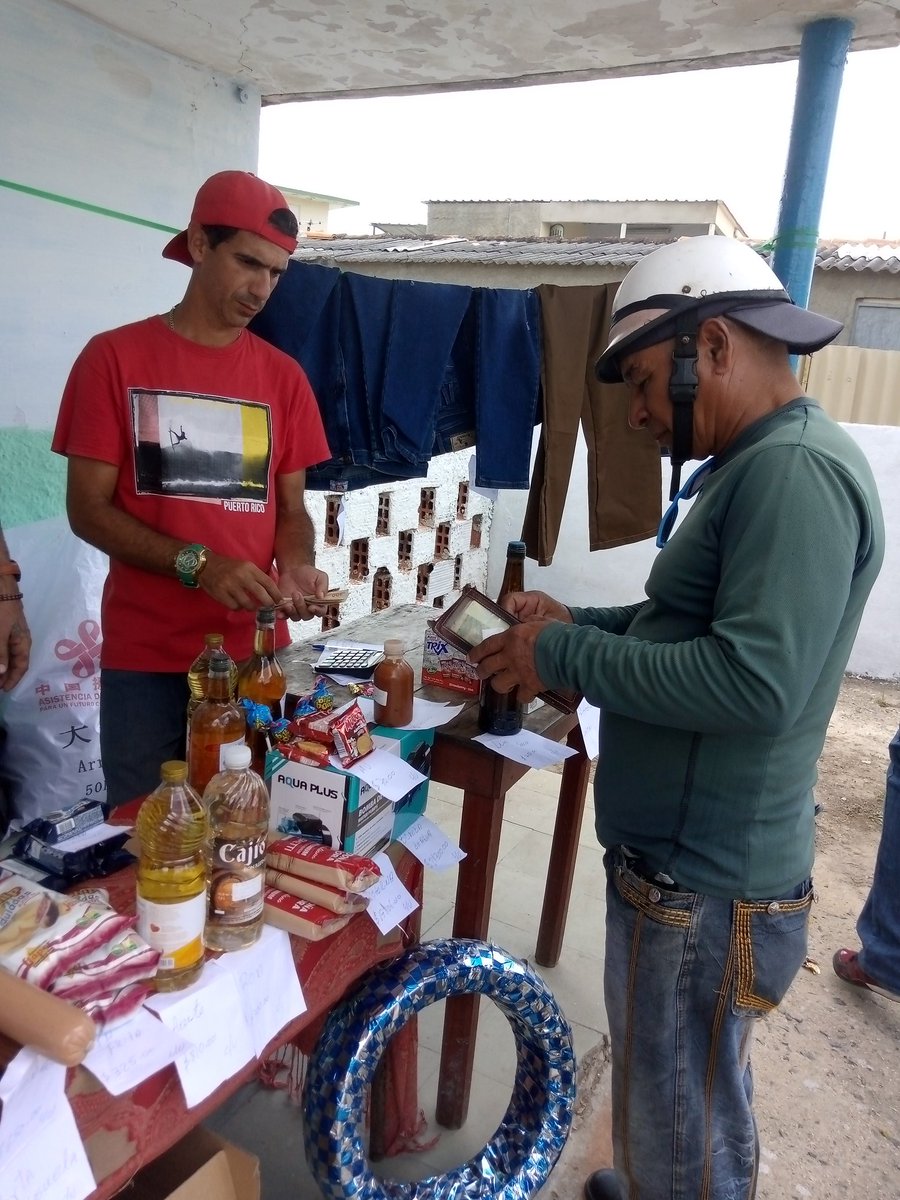 Se realiza feria comercial con una gran variedad de productos alimenticios como jamón, vino seco y refrescos, y otros productos industriales como mochilas, gel de baño, soportes para calderos, entre otros , en saludo al #26deJulio, en el Consejo Popular la Coloma. 
#ComercioCuba