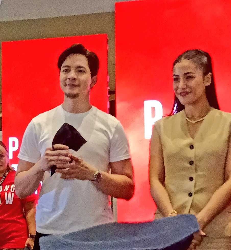 ALDENaticsQC_'s tweet photo. Alden &amp; Sanya at the Pinoy Con event yesterday.
@aldenrichards02  
@GMADrama  
@gmanetwork 
#PulangAraw 
#PinoyCon 
#ALDENRichards https://t.co/lZ6WDFwxLR