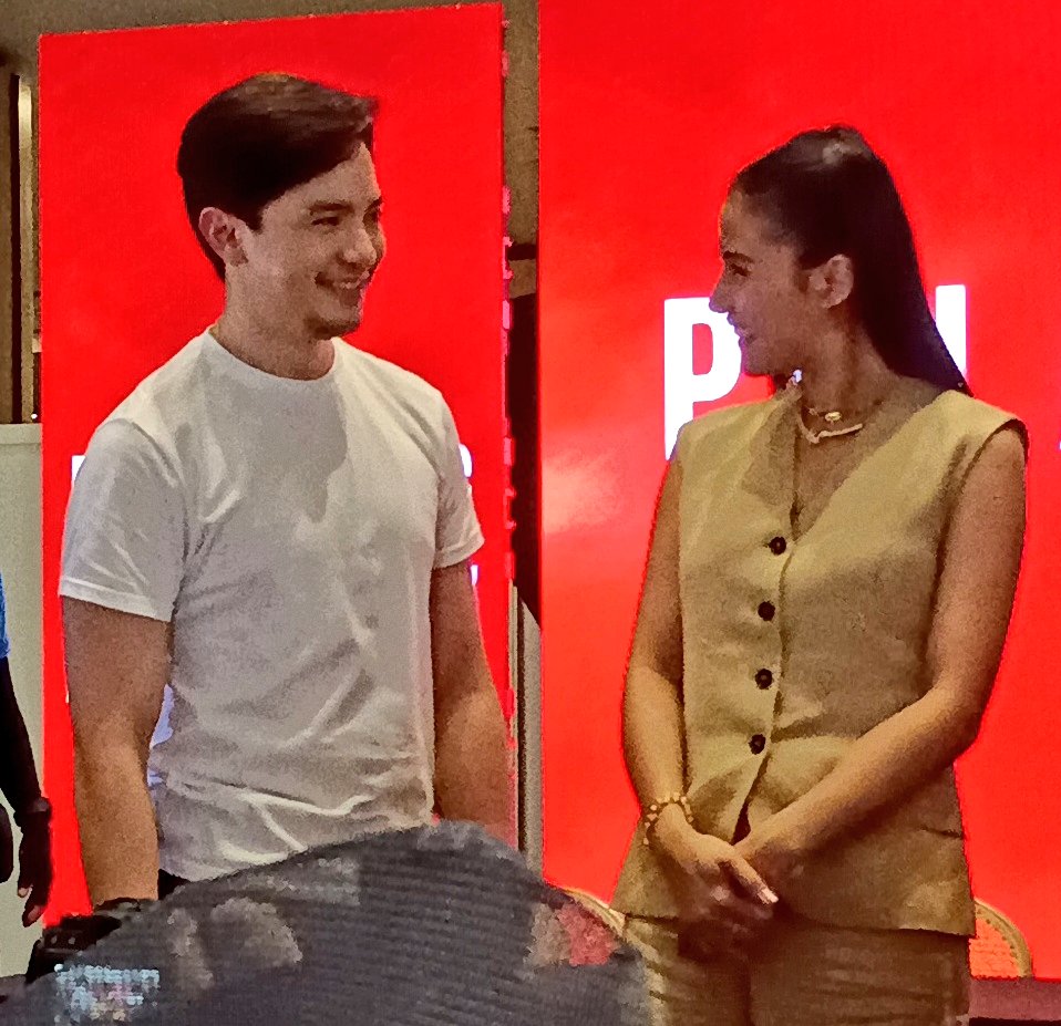 ALDENaticsQC_'s tweet photo. Alden &amp; Sanya at the Pinoy Con event yesterday.
@aldenrichards02  
@GMADrama  
@gmanetwork 
#PulangAraw 
#PinoyCon 
#ALDENRichards https://t.co/lZ6WDFwxLR