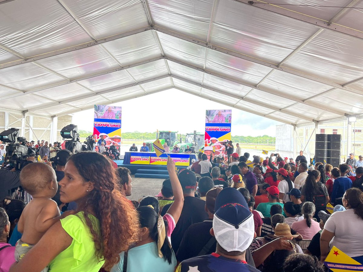 INTi_Venezuela's tweet photo. Más de 6 mil líderes y lideresas de la fuerza campesina provenientes de los diferentes estados del país, se concentraron este sábado en Portuguesa para reafirmar su apoyo al Pdte.  @NicolasMaduro. 
#PoesiaEnMovimiento https://t.co/5kaGCpN6Ak