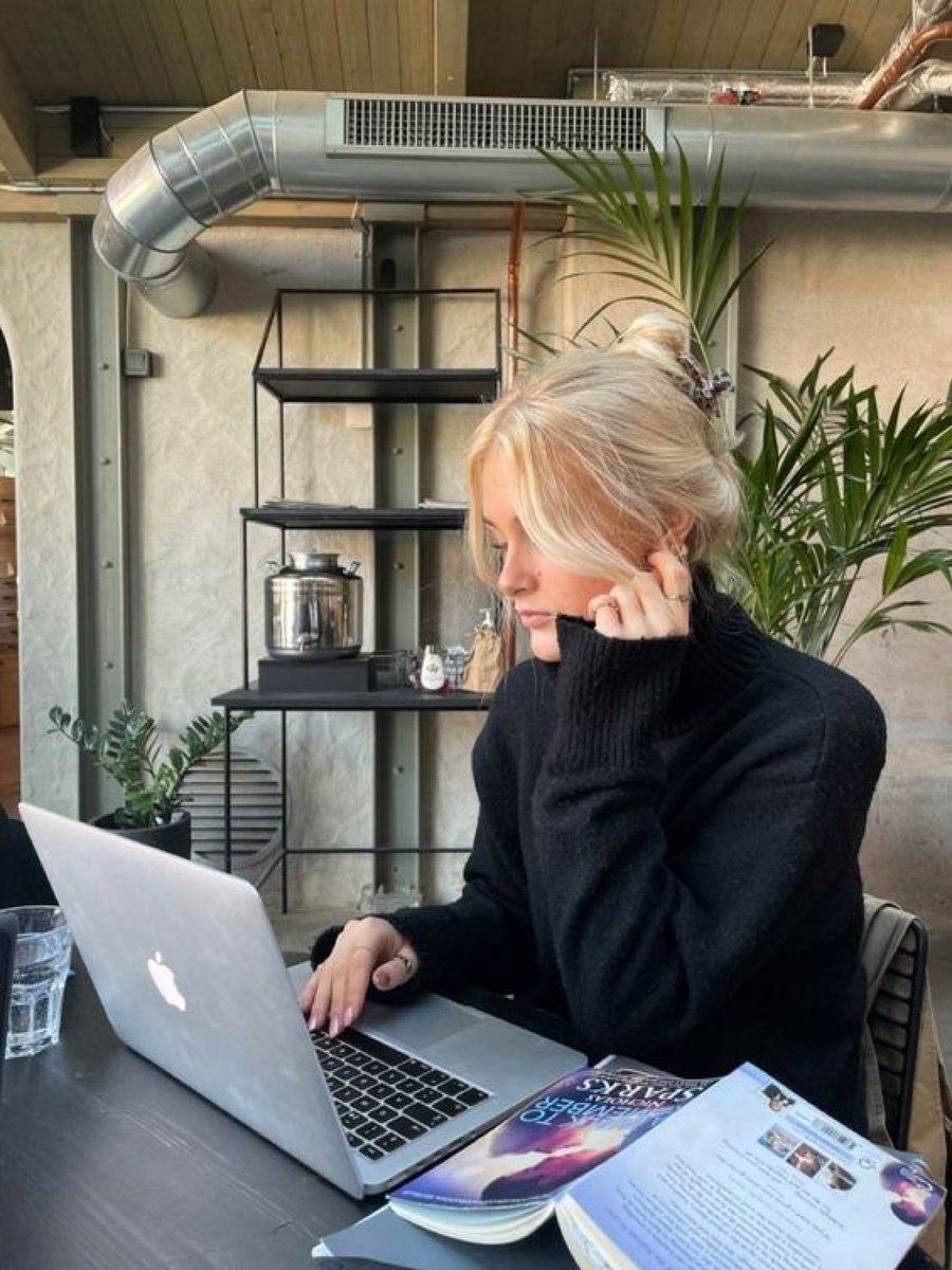 Anyone can now earn $5k/month online.

I showed this strategy to my sister, and she has already made $10k+

phone and a few hours a day are all u need.

(I'll delete this thread soon to avoid hate for sharing this for free) 🧵👇