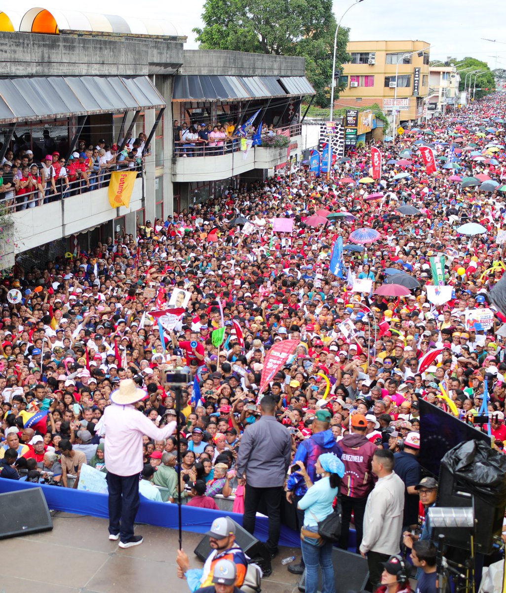 madeleintlSUR's tweet photo. A casa llena @NicolasMaduro en Acarigua Portuguesa. 

Cuenta regresiva para las elecciones presidenciales. https://t.co/Kz7GszkMOc