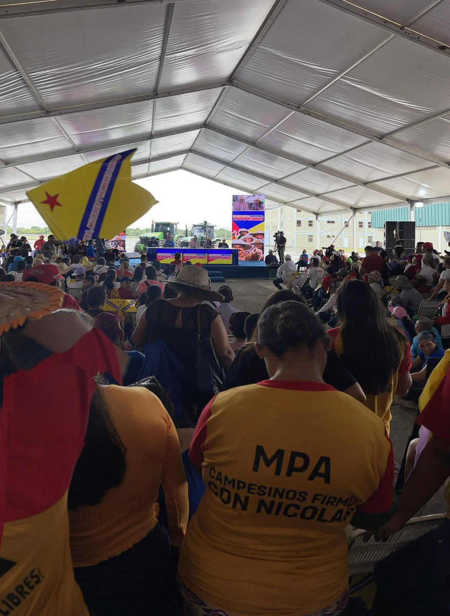 INTi_Venezuela's tweet photo. Los campesinxs de la patria contribuyen al fortalecimiento de la economía agroalimentaria del país, es por ello que el Pdte. @NicolasMaduro destacó durante el Encuentro Nacional la importancia de fortalecer el poder popular en la economía productiva e impulsar los conucos. https://t.co/CTRNpy0v99