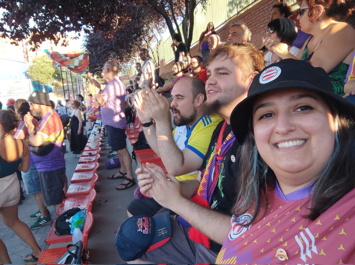 AlejandraSaku's tweet image. How great was this 🤩 @CDIVallecas
@ClaptonCFC #NoPasaran #AgainstModernFootball @MolinaBlaze @jorge_teclarra