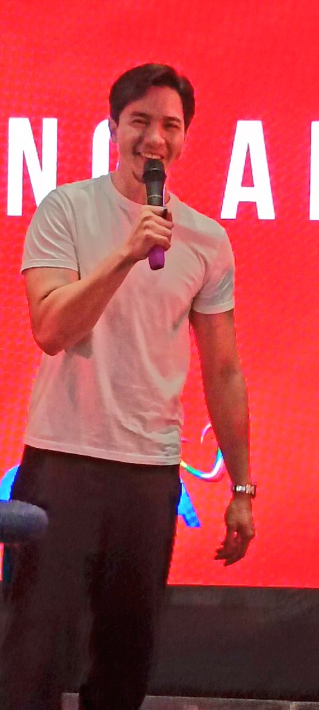 ALDENaticsQC_'s tweet photo. More photos from Pinoy Con featuring Pulang Araw.
@aldenrichards02  
@GMADrama  
@gmanetwork 
#PulangAraw 
#PinoyCon 
#ALDENRichards https://t.co/ehyuXYaDnf