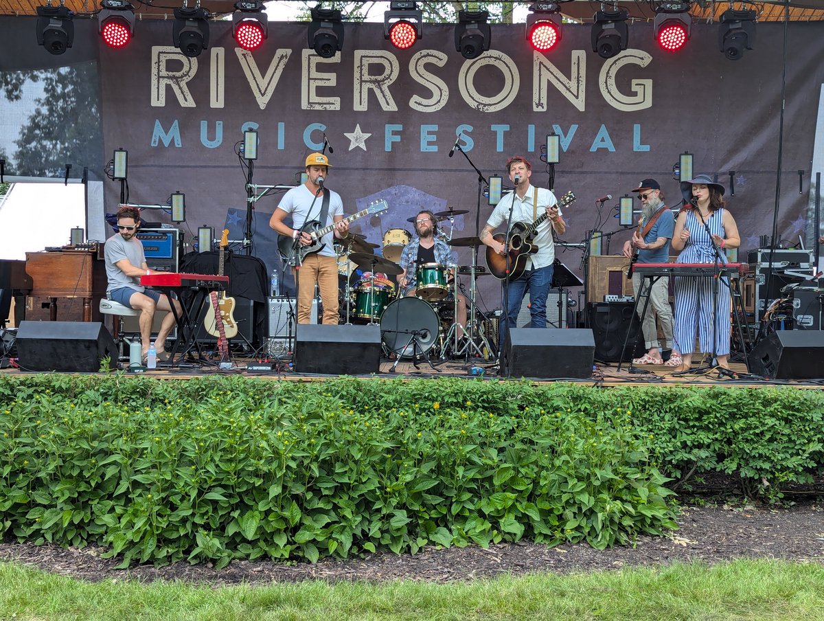 RiverSongFest's tweet photo. It's warm, but our refreshments game is strong. Grab something cold and head over to listen to Rogue Valley! https://t.co/hiPJVGFsEx