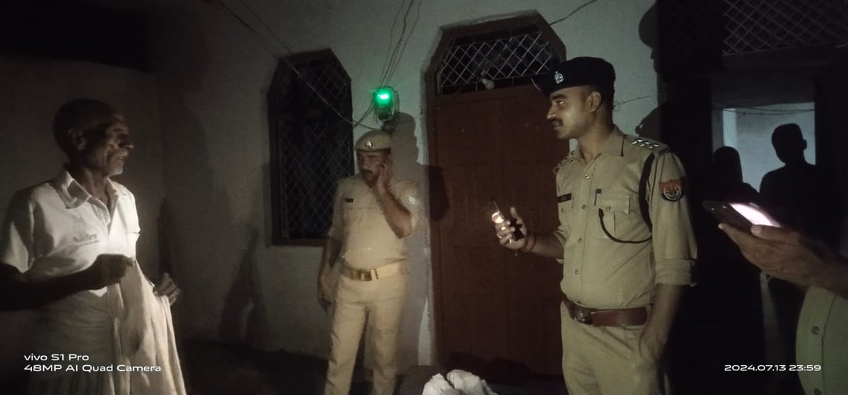kanpurdehatpol's tweet photo. @adgzonekanpur व @igrangekanpur के निर्देशन मे पुलिस अधीक्षक @bbgtsmurthyips के मार्गदर्शन में अपराध नियन्त्रण की दिशा में वांछित/वारंटी अभियुक्तगण की गिरफ्तारी हेतु सर्किल डेरापुर के समस्त थाना पुलिस द्वारा अपने क्षेत्र में वांछित/वारंटी अभियुक्तगण की गिरफ्तारी हेतु दबिश दी गयी https://t.co/eXu1oSfB1U