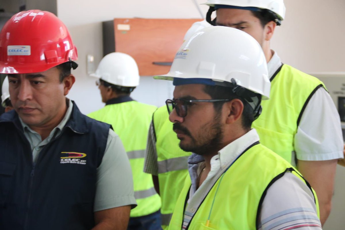 ViceminEnergia's tweet photo. 📍[AGENDA EN TERRITORIO]

🔶HOY | El viceministro de Electricidad, Rafael Quintero; junto al gerente de la unidad de negocio @Electro_Guayas, Manuel Barberán, realizaron un recorrido técnico por las instalaciones de las centrales de generación térmica Santa Elena II y III. https://t.co/GAYfxG3oB2