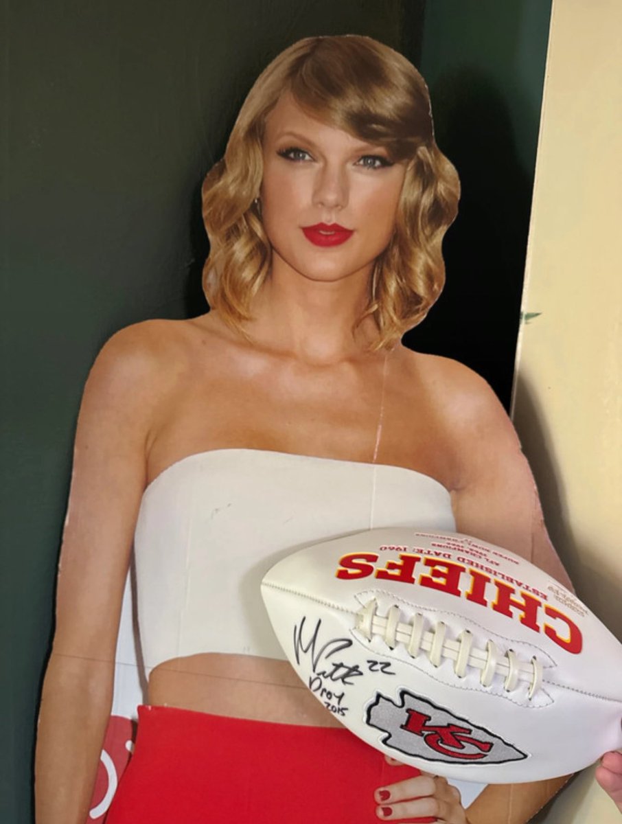 If <a href="/taylorswift13/">Taylor Swift</a> can sneak <a href="/tkelce/">Travis Kelce</a> on stage at my show then imma sneak this in my next one in Aug.. If I can get him with a long pass I win a signing I think 🤭🫶🏼 #ErasTour